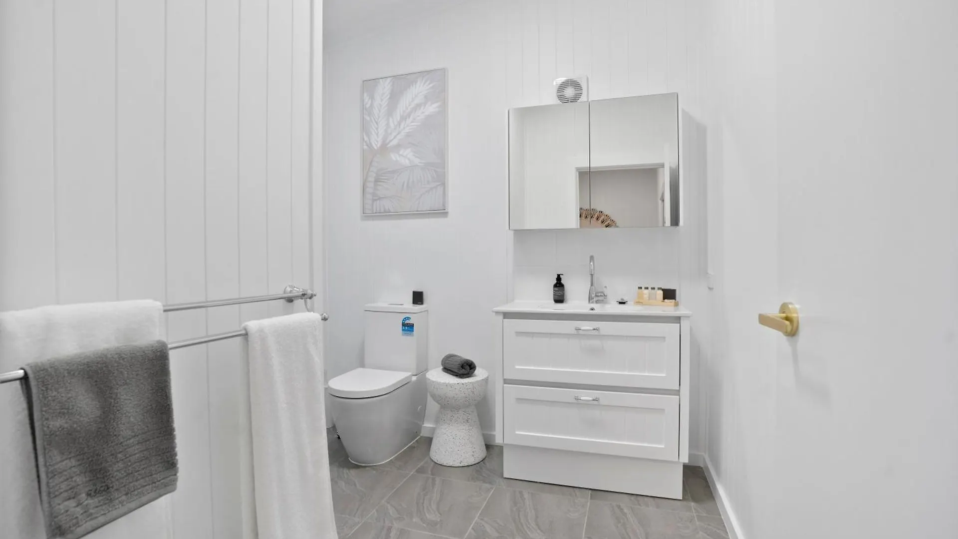Holiday home Stanley House -Lakeside Luxury For 10 Perfect For Wedding Groups And Guests Booroobin